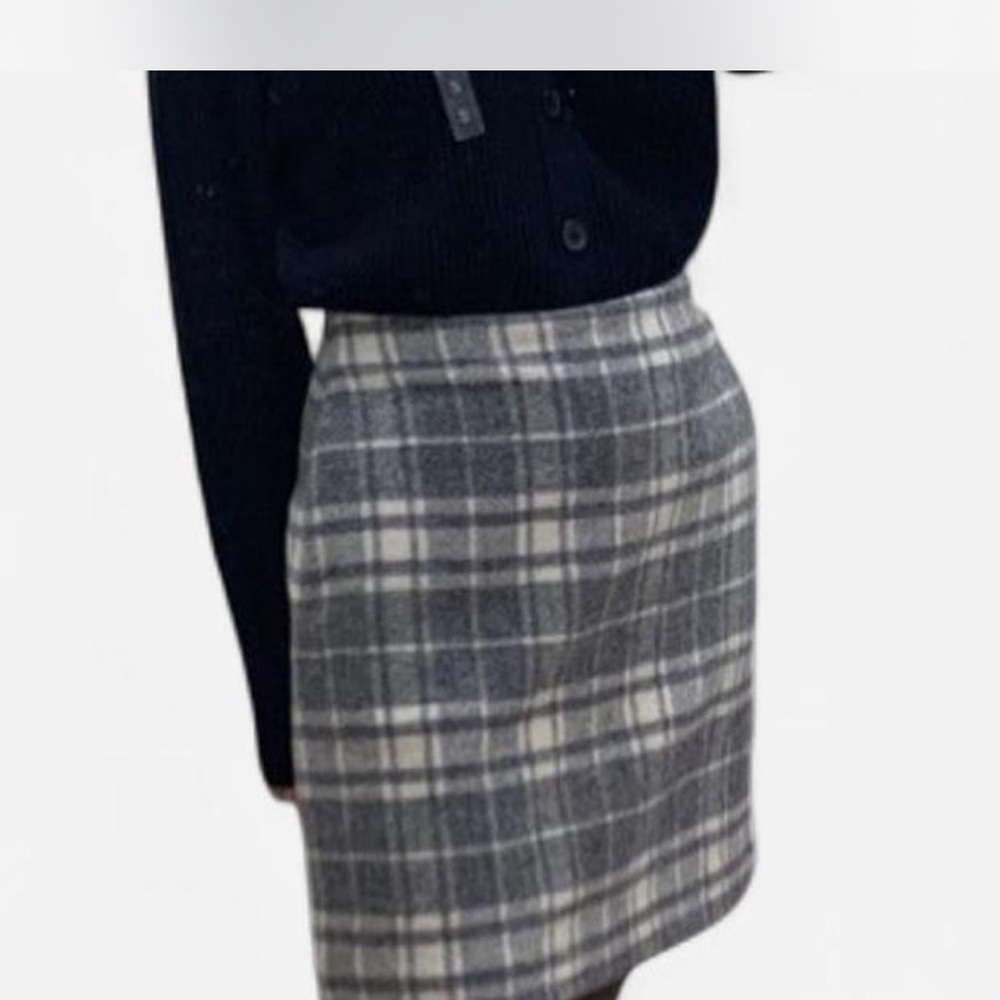 Grey and white plaid wool blend mini skirt with zipper closure and pockets